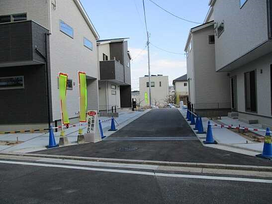 【前面道路含む現地写真】