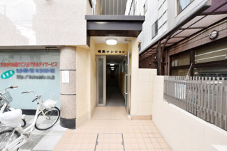 【エントランス】 | お客様を、そして住人を出迎えてくれるマンションのエントランス。ゴミが落ちていないことからも、管理状態の良さや住民の節度の高さが見て取れます。～即日のご見学可能～　お問合せはお気軽にどうぞ。