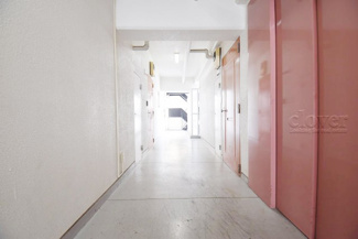 【その他共用部分】 | 共用廊下です。ここもきれいに清掃されています。周囲のお部屋の様子も、ぜひ伺ってみてください。～即日のご見学可能～　お問合せはお気軽にどうぞ。