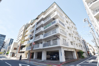 【外観】 | 手入れの行き届いた外壁やエントランスなど、「見ればわかる」レベルで清潔感を保ったマンションです。築年数を感じさせない姿で皆様をお出迎えします。～即日のご見学可能～　お問合せはお気軽にどうぞ。