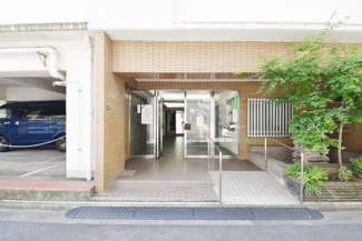 【エントランス】 | お客様を、そして住人を出迎えてくれるマンションのエントランス。ゴミが落ちていないことからも、管理状態の良さや住民の節度の高さが見て取れます。～即日のご見学可能～　お問合せはお気軽にどうぞ。