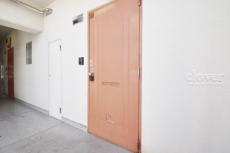 【その他共用部分】 | 皆様をお迎えする、お部屋の玄関ドア。開けやすさや開放角度、ドアノブの操作しやすさや鍵の形状などを、現地で一度ご確認ください。～即日のご見学可能～　お問合せはお気軽にどうぞ。