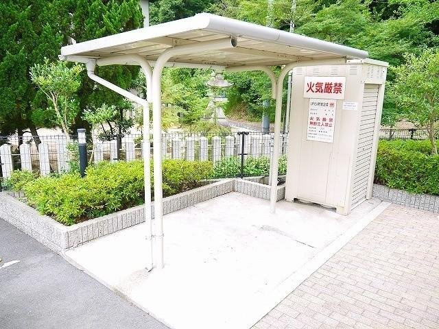 レオパレスあやめ池疋田のその他共用部分|屋根付きの駐輪場です