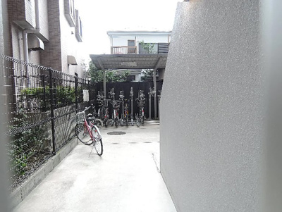 【駐車場】 | LE-LION IKEBUKURO COMFORT　※8/27退去 | 敷地内に自転車置き場があります(^^)/