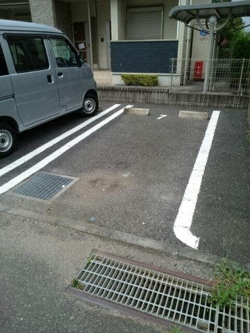 グリシーヌの駐車場