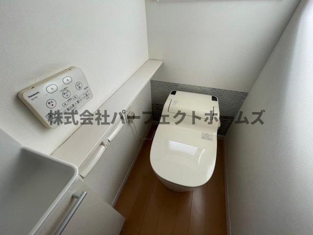 禁野本町1丁目平屋　賃貸のトイレ|落ち着いた色調のトイレです