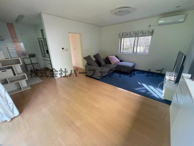禁野本町1丁目平屋　賃貸の居間・リビング|こちらのリビングで趣味の時間をお楽しみください