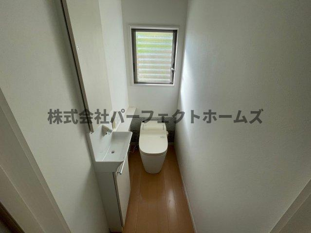 禁野本町1丁目平屋　賃貸のトイレ|落ち着いた色調のトイレです