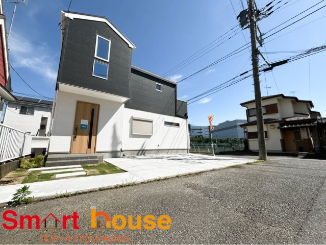 愛甲郡愛川町中津　新築1棟の前面道路含む現地写真