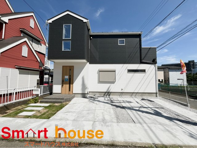 愛甲郡愛川町中津　新築1棟の外観|陽当たり良好で、並列3台駐車できます！
駐車場でBBQもできる広々スペースがあります。