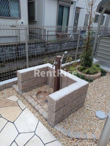 一宮市奥町字郷浦のアパートの庭