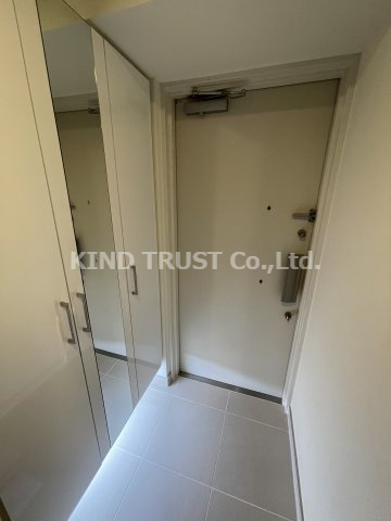 エステムプラザ梅田の玄関|収納もある玄関です