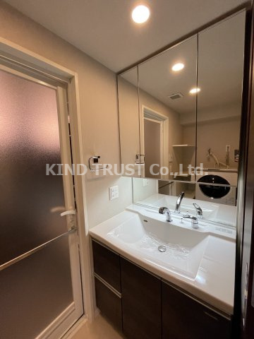 エステムプラザ梅田の洗面所|明るい洗面所です