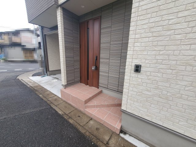 越谷市下間久里戸建てのエントランス