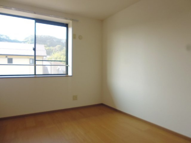 ヴィラ・エバーグリーンの居間・リビング|洋室