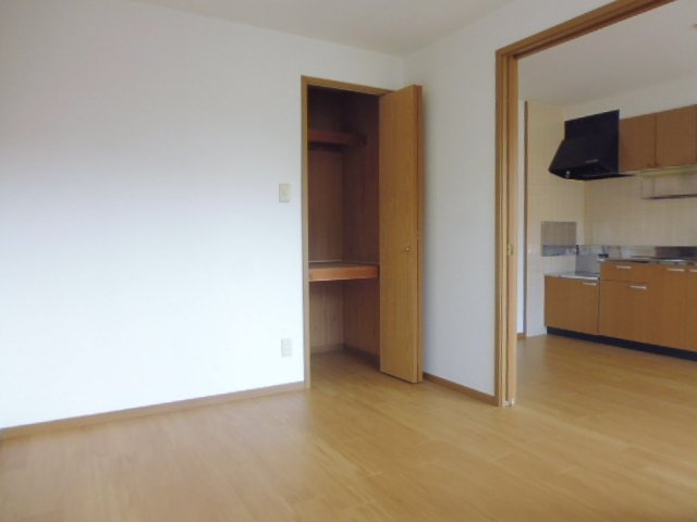 ヴィラ・エバーグリーンの居間・リビング|洋室