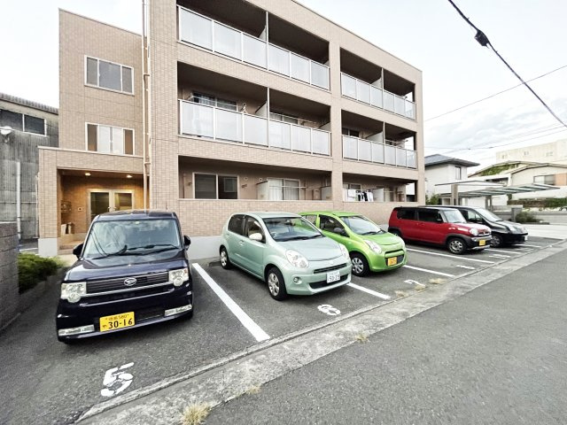 フィネス出来島の駐車場