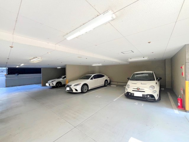 ◆徒歩圏内に３沿線利用ＯＫ◆ペット飼育可◆オートロック付マンション◆ルネ烏丸御池の駐車場|駐車場