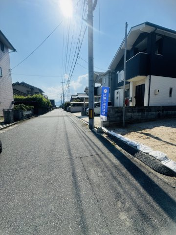 広島市安佐南区安東4丁目　新築一戸建ての前面道路含む現地写真