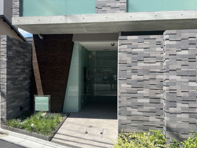 サラソーニョ御所西のエントランス