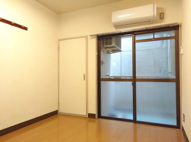 マンションカツマの洋室