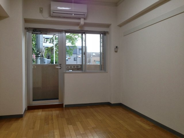 グリーンヒル紫明の居間・リビング