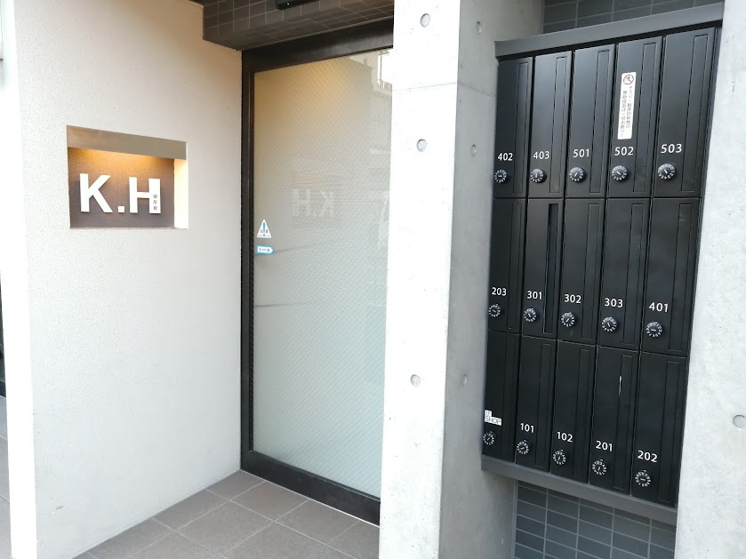 K.H御所前のエントランス