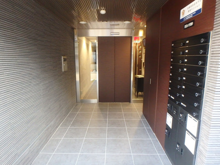 サンカノン御所西のエントランス