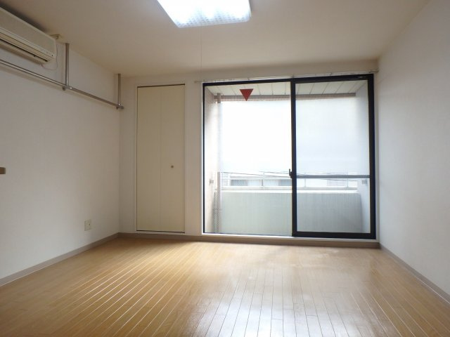 ツゥインウッドの洋室