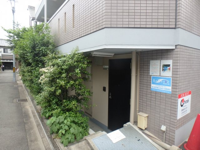 グリーンヴィレッジ烏丸のエントランス