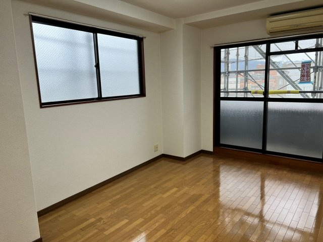 御所西シンワマンションの洋室