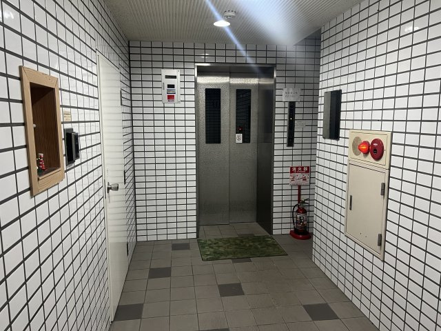 御所西シンワマンションのエントランス