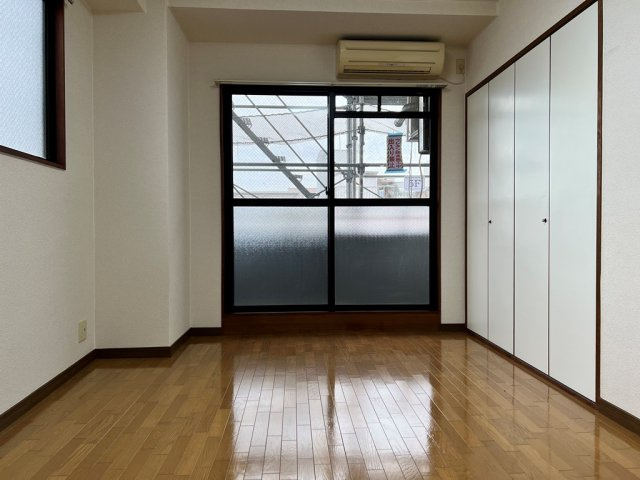 御所西シンワマンションの洋室