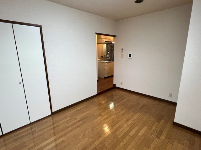 御所西シンワマンションの洋室