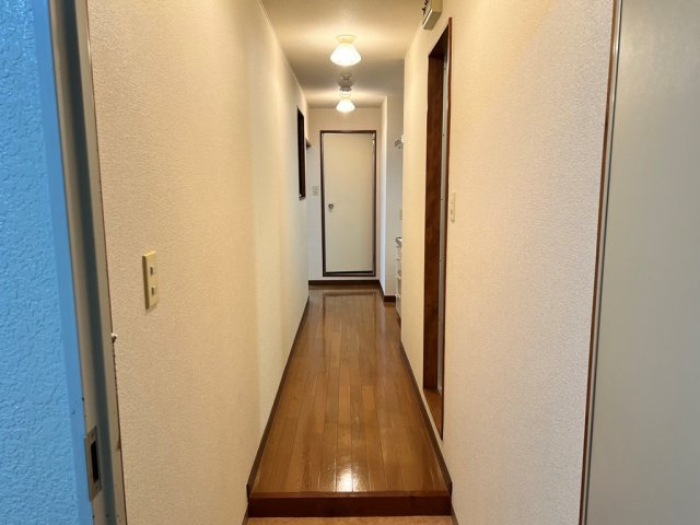 御所西シンワマンションの玄関