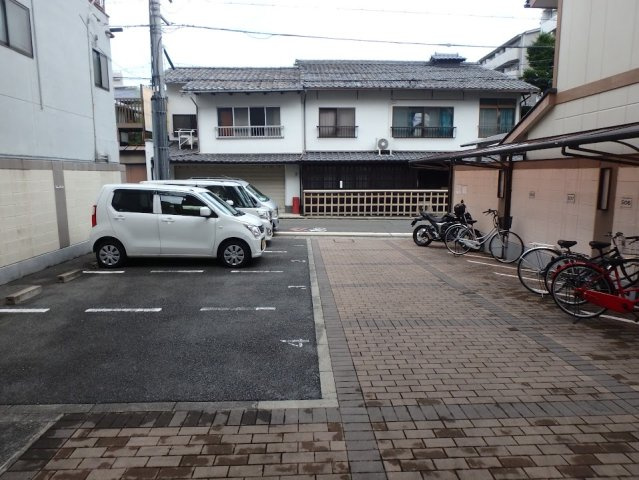 京卓ハイツの駐車場