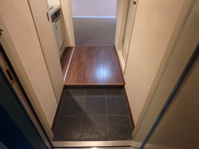 プラネシア中立売の玄関