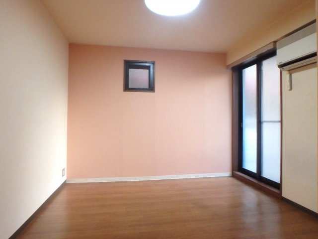 プラネシア中立売の洋室