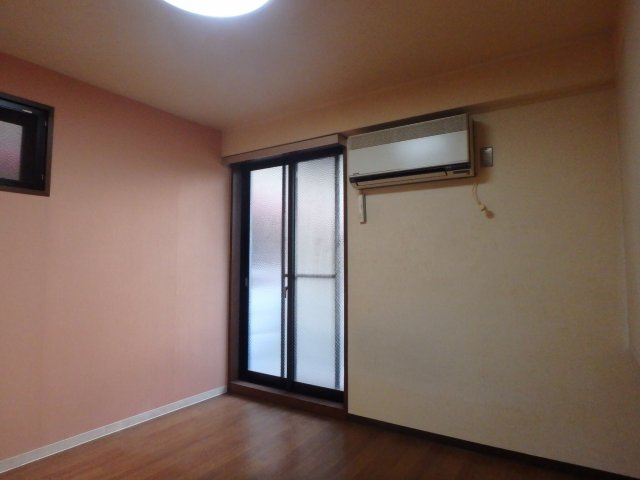 プラネシア中立売の洋室