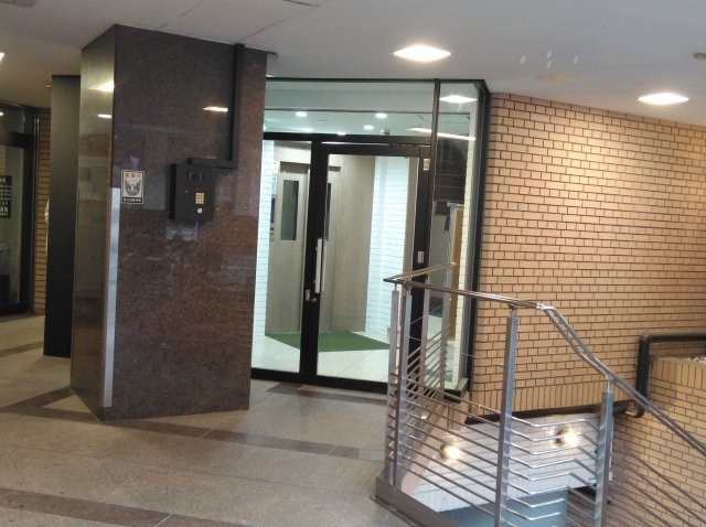 コスモリード京都今出川のエントランス