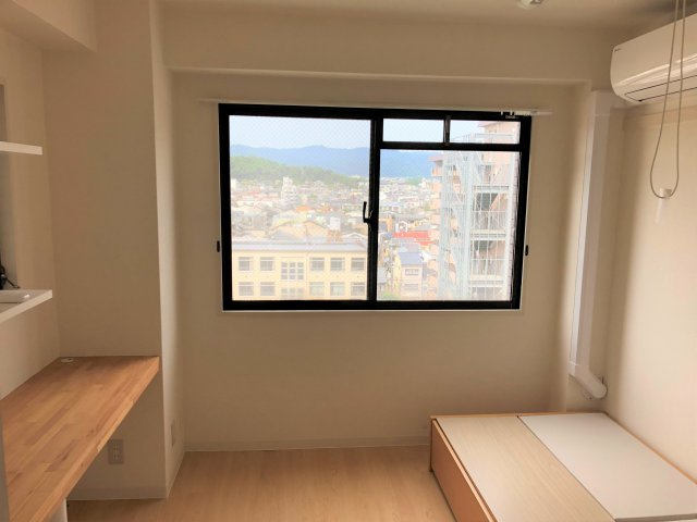 コスモリード京都今出川の洋室