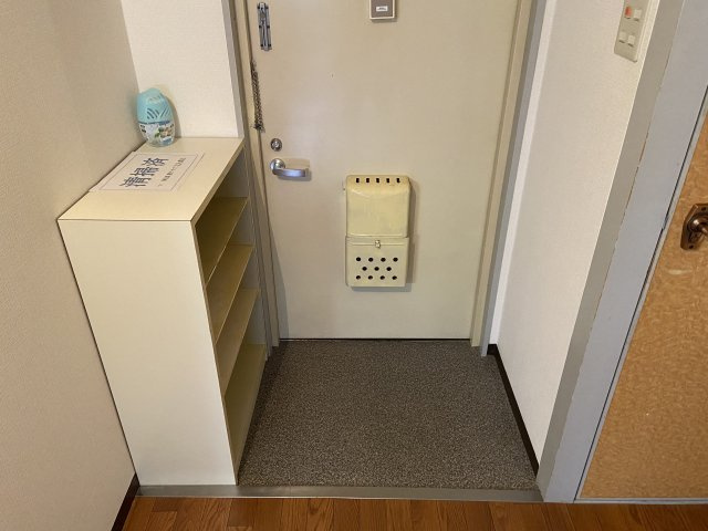 コーポAYUMIの玄関