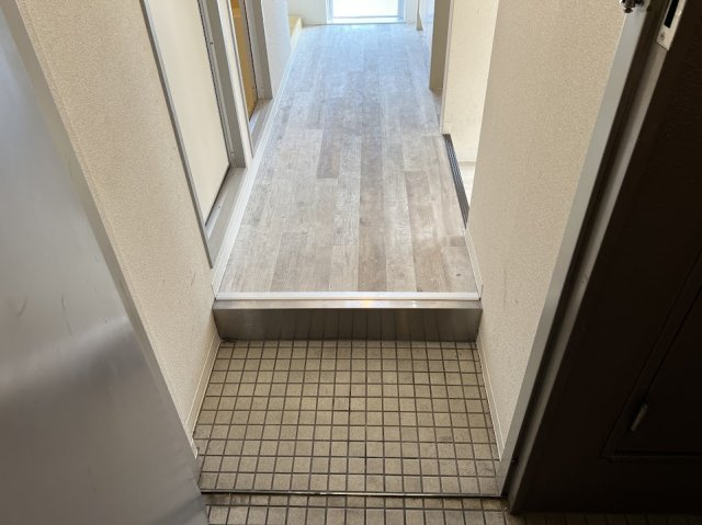 丸共ビルの玄関