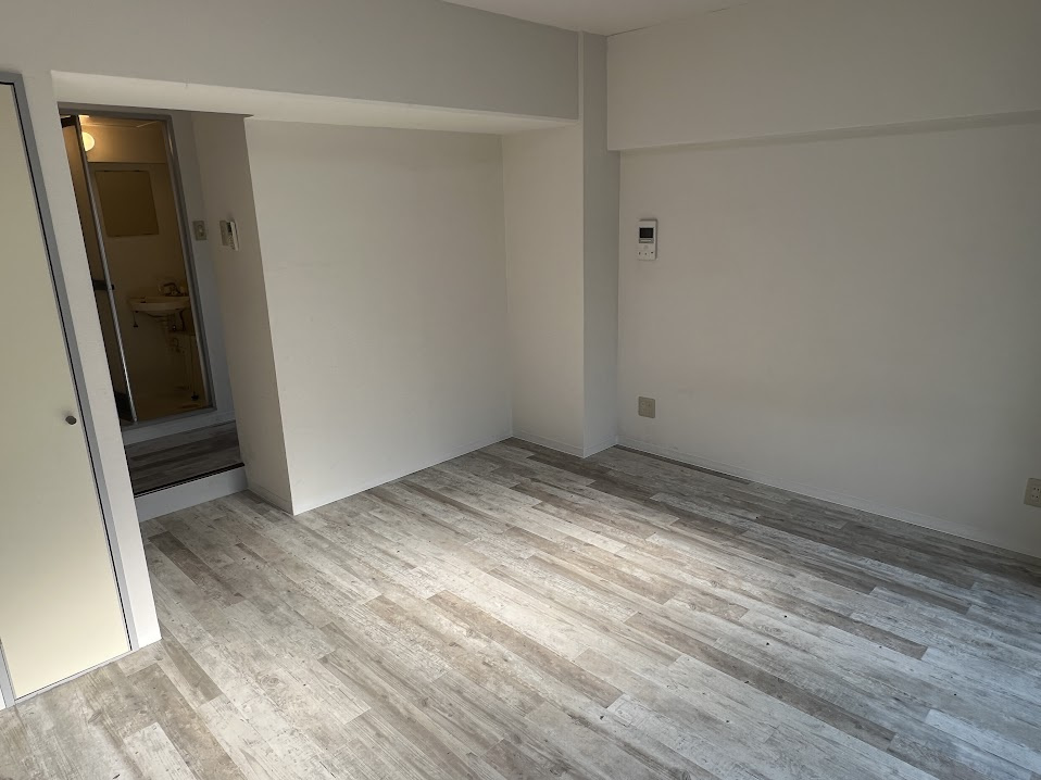 丸共ビルの洋室