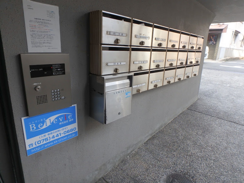 丸共ビルのエントランス