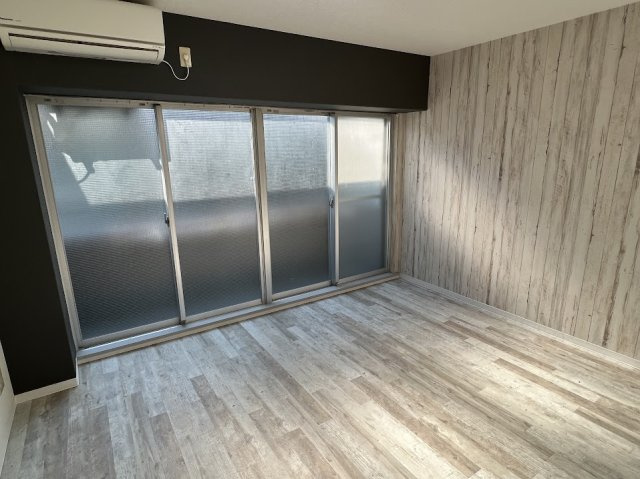 丸共ビルの洋室