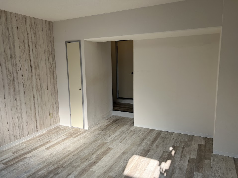 丸共ビルの洋室