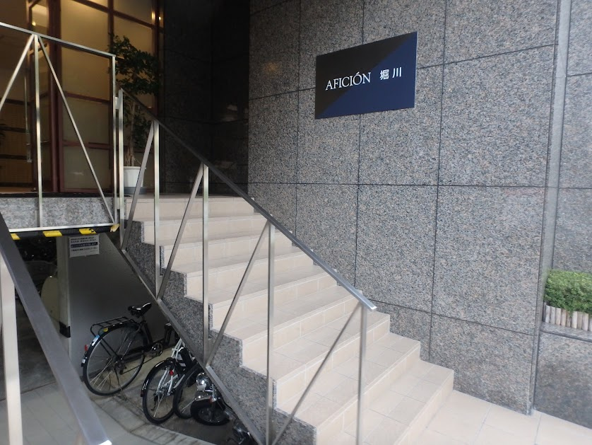 AFICION堀川のエントランス