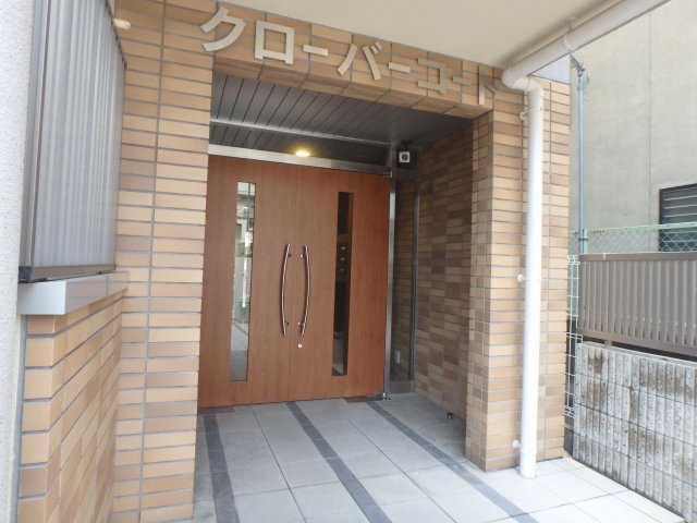 クローバーコートのエントランス