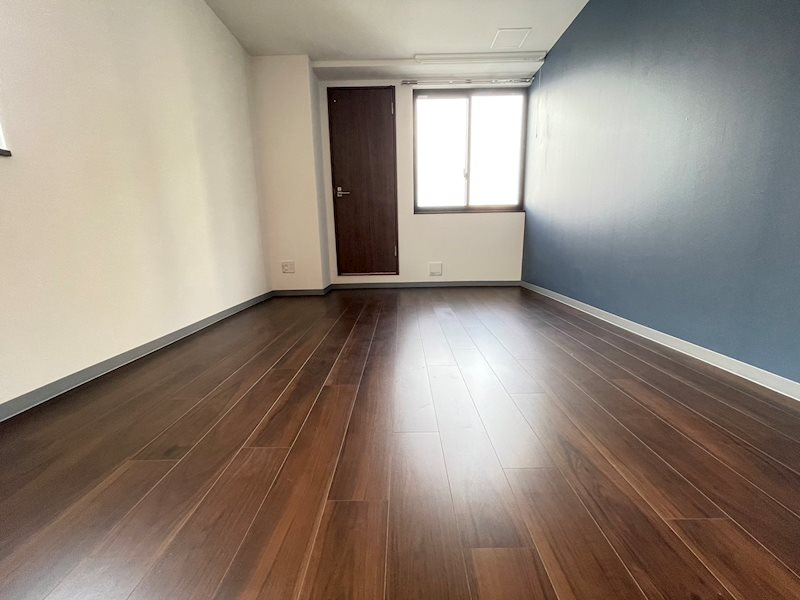 attrice東堀川の洋室